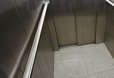 標(biāo)配不銹鋼扶手