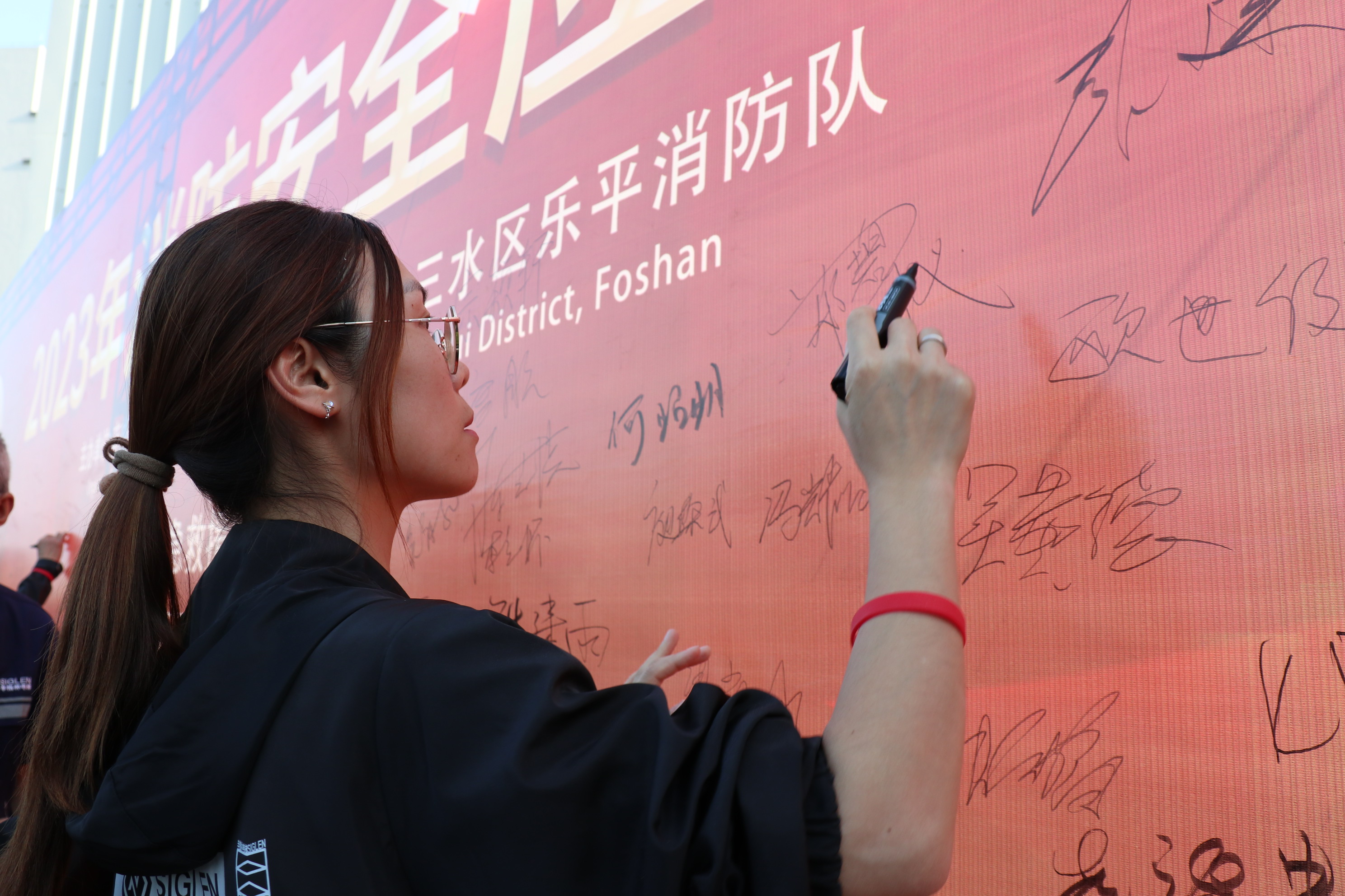 佛山別墅曳引式電梯生產(chǎn)廠家，辛格林教你如何選擇合適的別墅電梯！