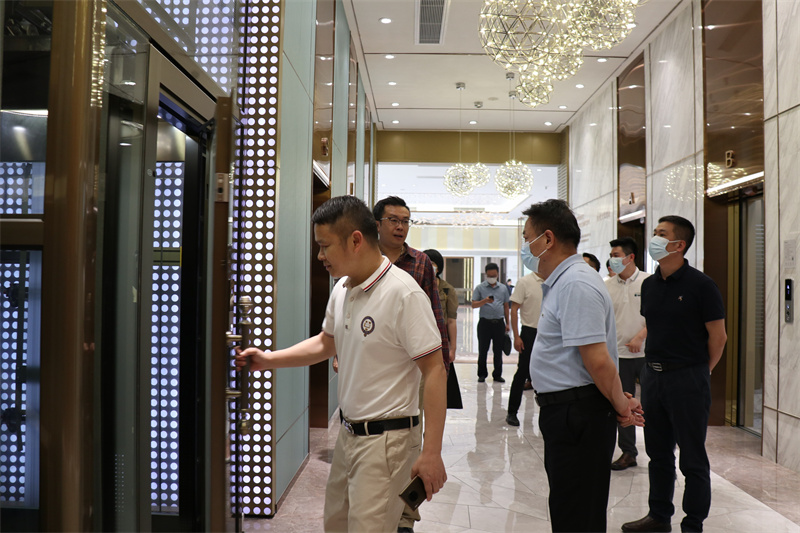 看了六層樓電梯價格表，業(yè)主馬上決定選擇辛格林電梯！